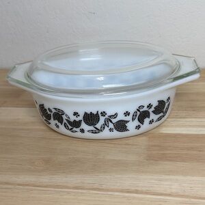 Vintage Pyrex 1.5-quart oval casserole dish in the "Black Tulip" w/Lid.
